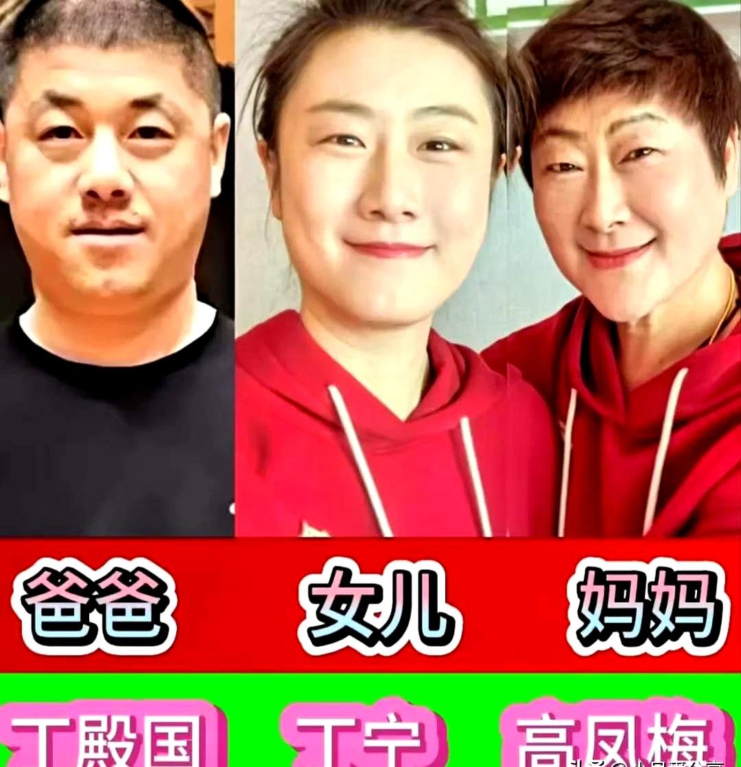 她在网前起跳时，先落地的往往不是球，而是看台那两道目光。
回到家，护膝一解，母亲
