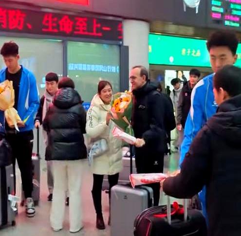 辽宁U22男篮全运会‘残阵出征’获第六名，球迷热情接机。  
 

这次残阵真不