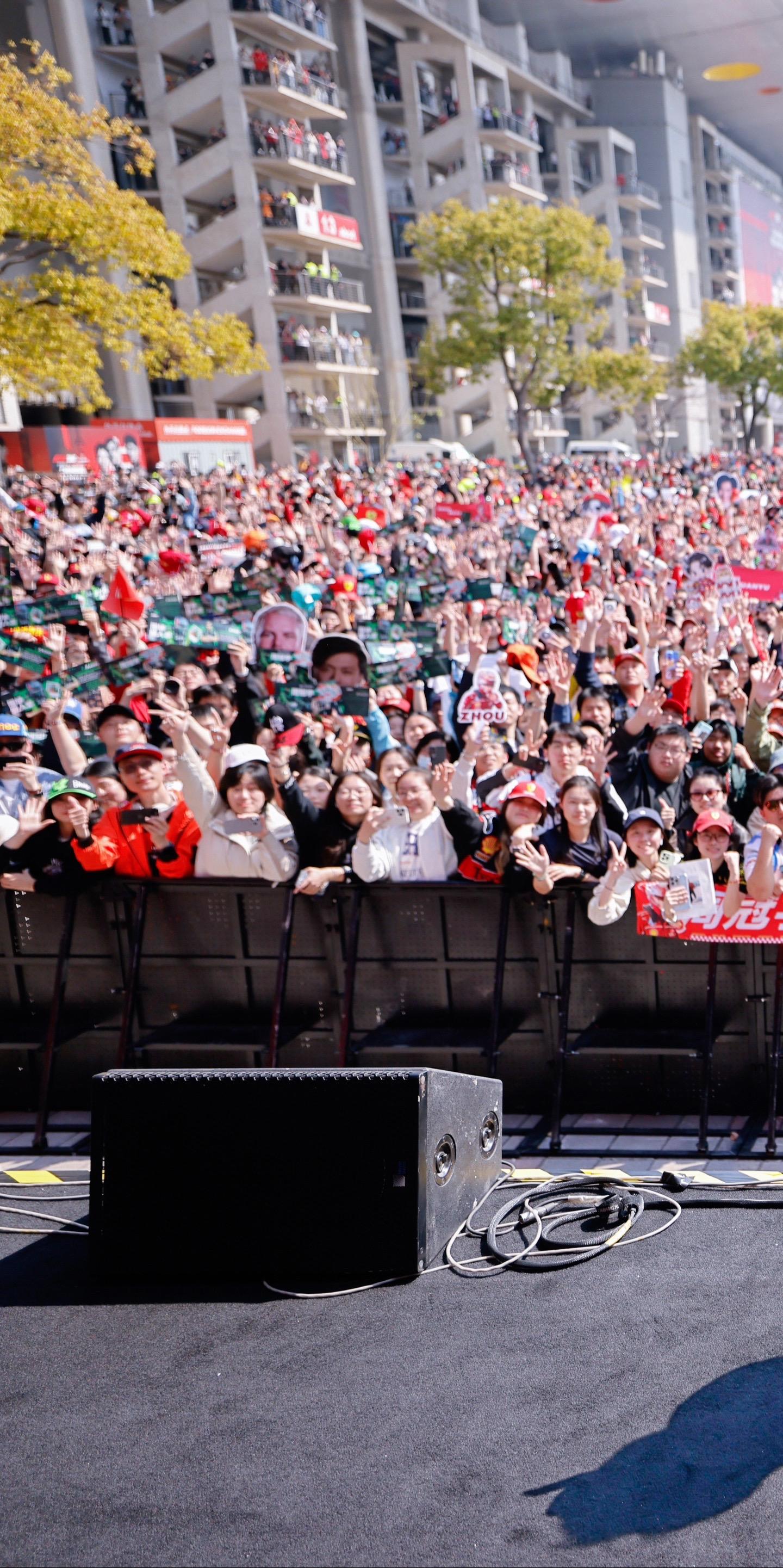 2025中国大奖赛 车手见面会大合影 能找出各位的位置吗