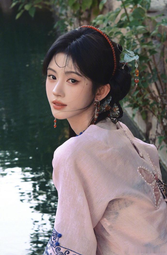 鞠婧祎粉衣阿黛plog 鞠婧祎桥上阿黛粉衣大片 鞠婧祎粉衣阿黛plog，是桥上阿