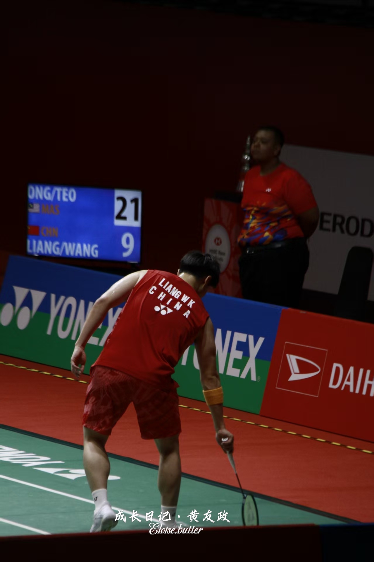 梁伟铿 | 愚人节站姐团建 🏸梁伟铿 赛场的灯光 照在你身上 灯光之下 是一颗