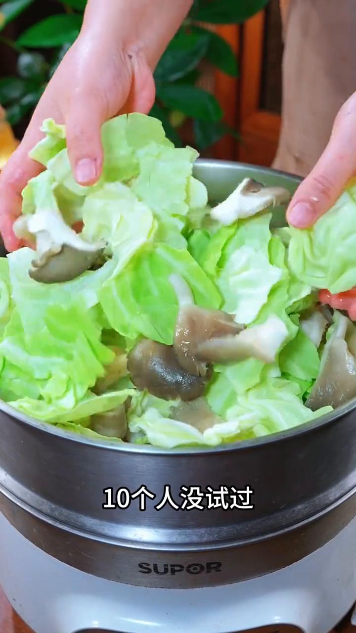 包菜新吃法。
万万没想到把蘑菇和包菜上锅蒸一蒸竟然这么好吃，这个做法9个人有10