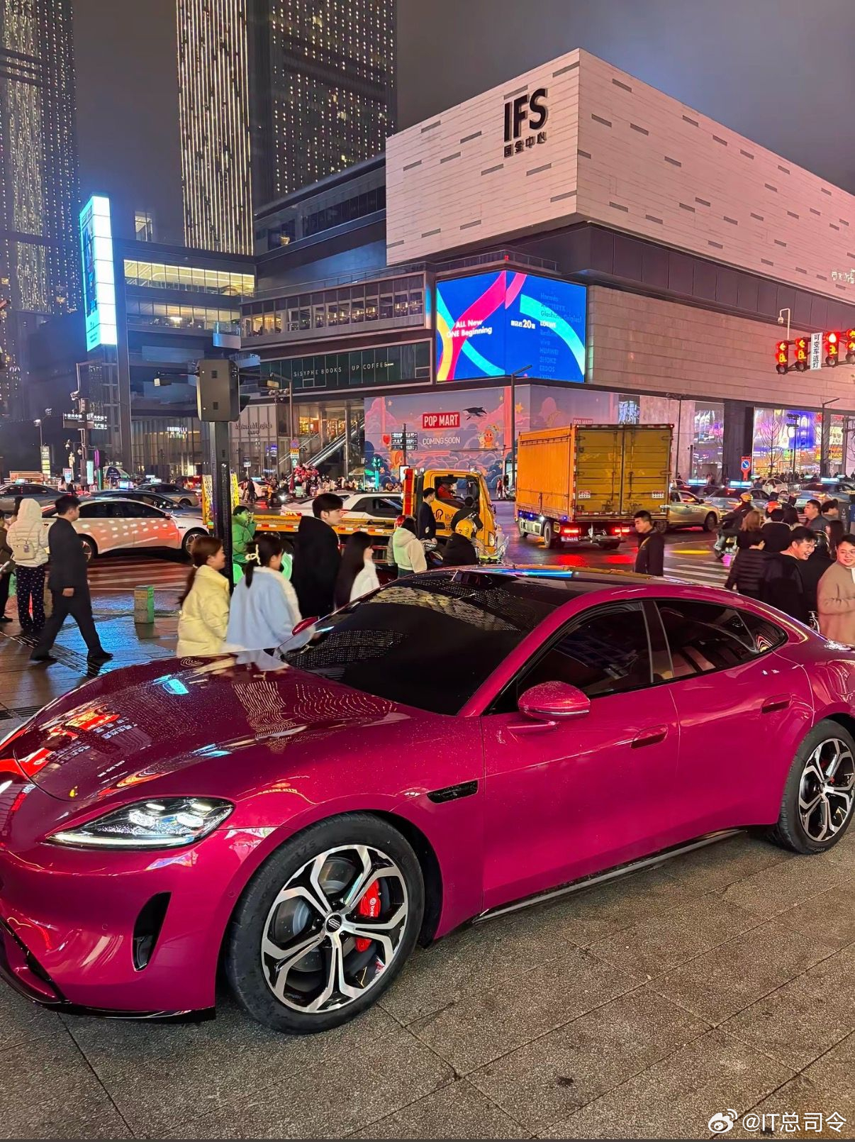 尚界Z7闪现长沙五一广场尚界Z7长沙路人围观 尚界Z7空降长沙五一广场直接火出圈