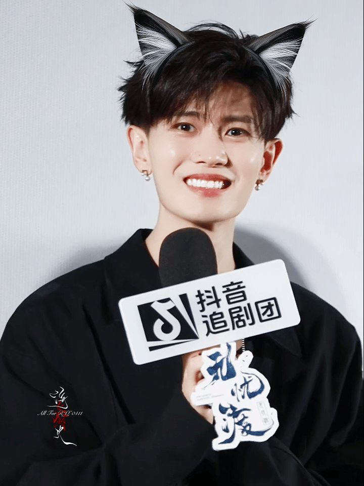 嘉人说任嘉伦这张脸就是在圈里搅弄风云的，[捂脸][捂脸]
我挺赞同的，这个圈里不