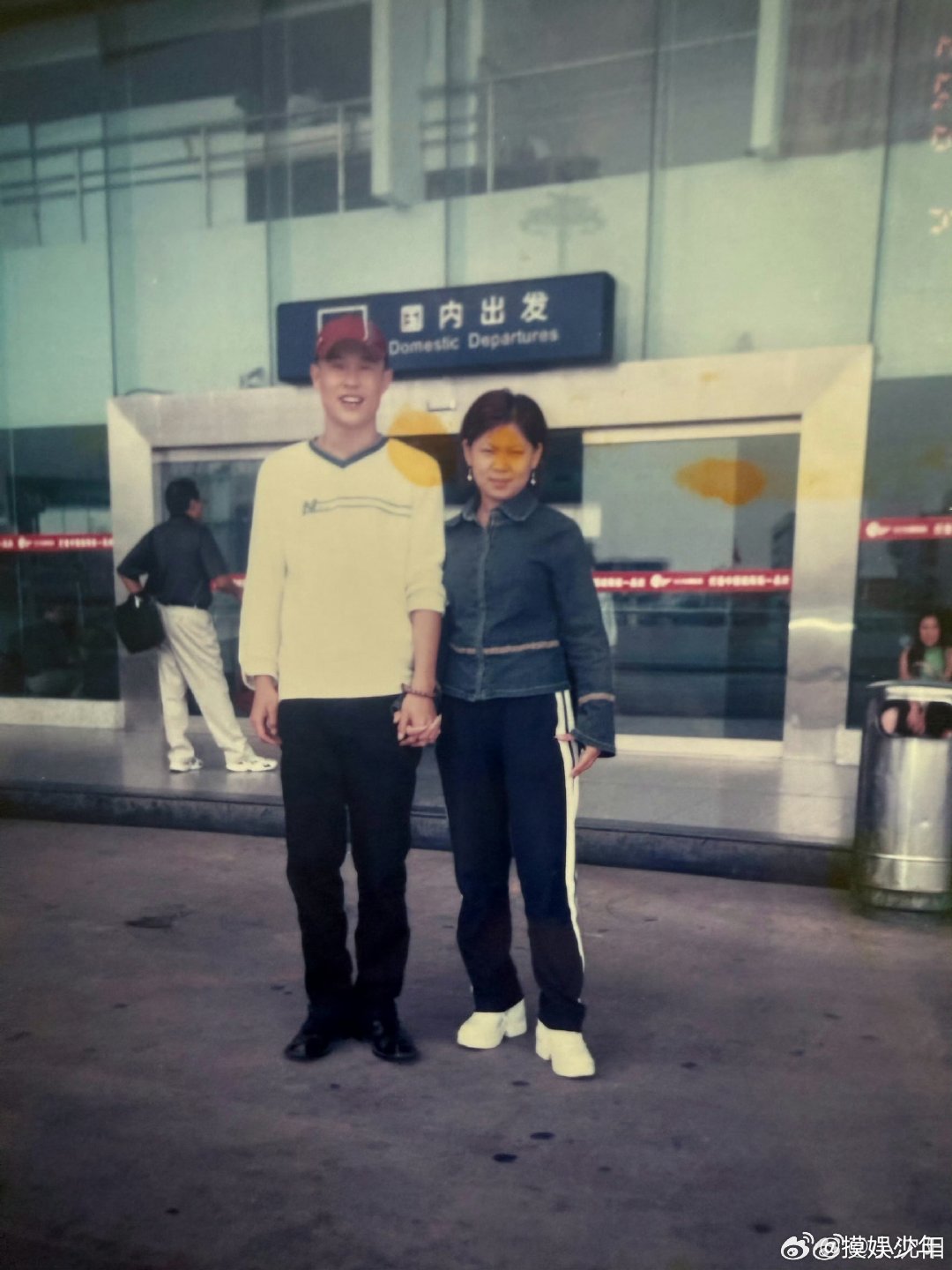 小沈阳晒牵手旧照庆结婚纪念日小沈阳庆结婚22周年 小沈阳晒牵手旧照庆结婚纪念日，