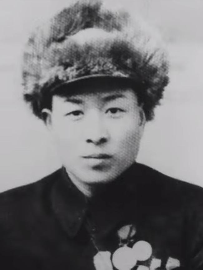 一个战士撞见八个鬼子在河边追一个抱娃的农村妇女，他枪里就三发子弹，他没躲，枪却对