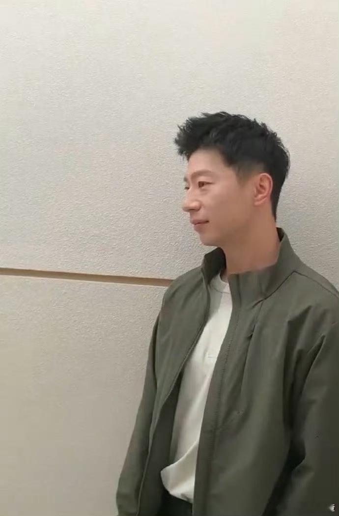 笙笙给马龙拍了拍立得 笙笙用拍立得留住片刻美好，镜头中的马龙神态柔和，没有赛场上