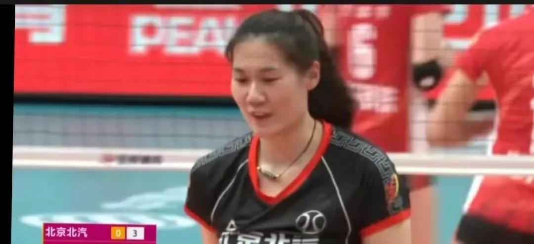 江苏3：0横扫北京，张常宁7分，王云蕗发扣自失离场，北京打得乱。比赢球更让球迷开