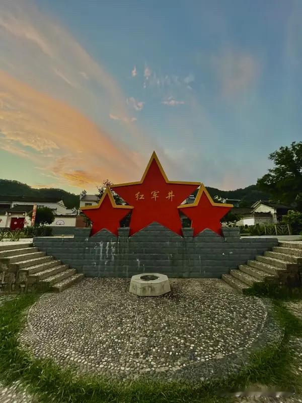 【历史上的今天】一九三〇年七月二十七日，彭德怀率红三军团攻占了长沙。

八千人打