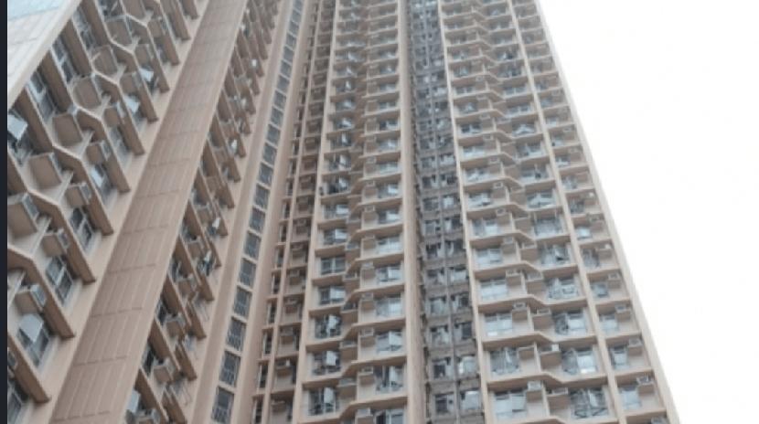 珍惜生命，香港今日(27日)凌晨4时许，一名女子被途人发现倒卧油塘邨华塘楼对开，