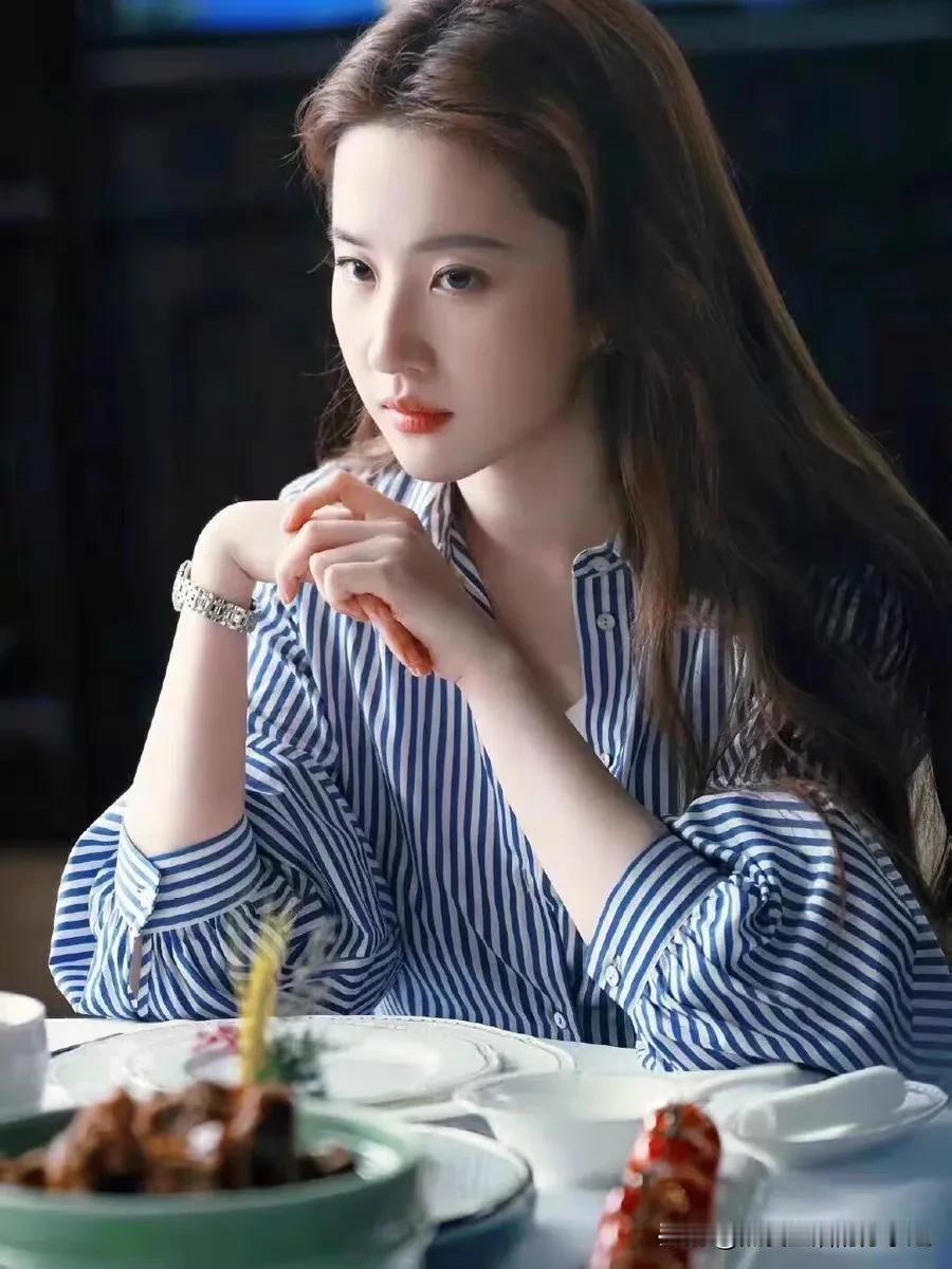 刘亦菲简约蓝色条纹休闲衬衫穿搭
刘亦菲剧中穿搭，蓝色条纹衬衫，干净清爽既不单调也