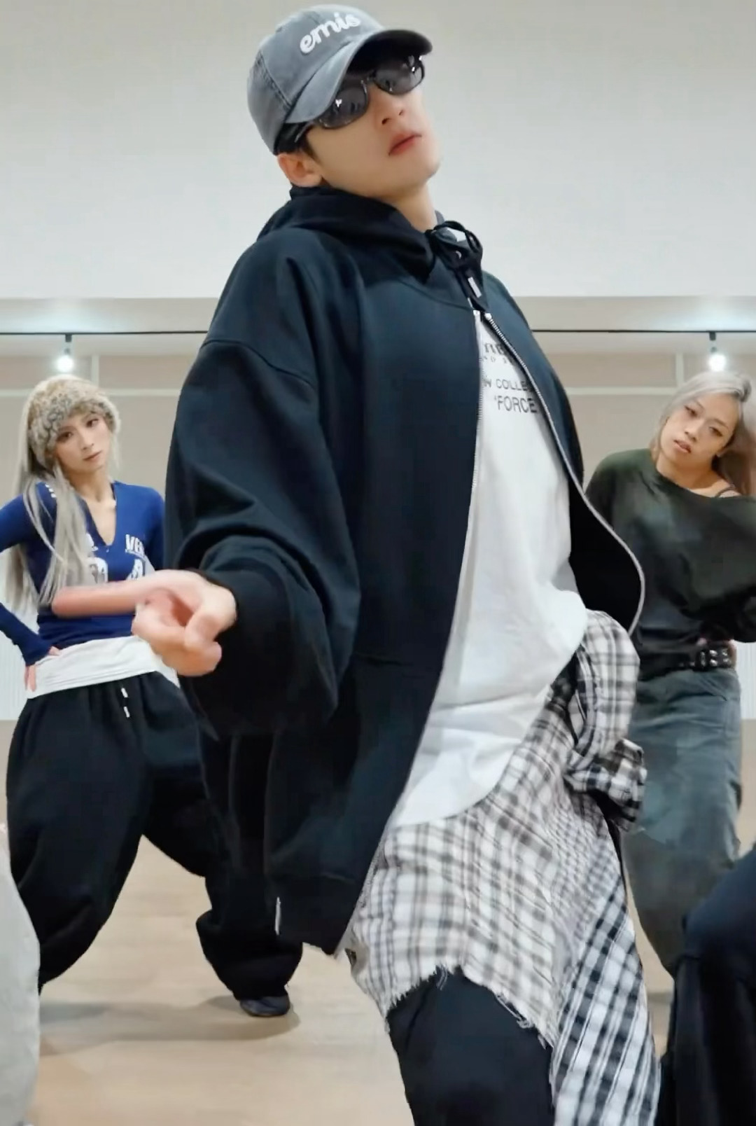 我发现，这个动作好像可以展示美甲把镜头对准自己的美甲，跟着节奏on no on 