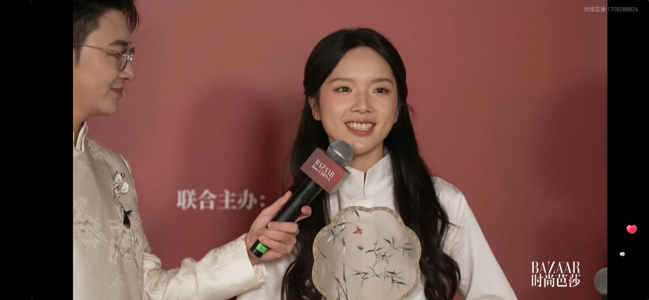 李思潼亮相时尚芭莎盛典红毯，这生图状态怎么样？
