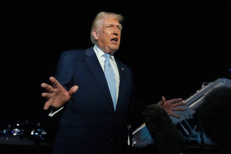 【特朗普又点名台湾抢走芯片生意，“输给台湾非常非常愚蠢”】特朗普当地时间17日在