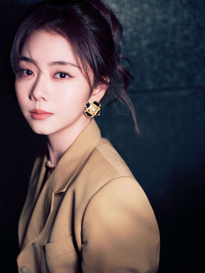 谭松韵方婉之职场穿搭方婉之的职场穿搭太绝了！从洗得发白的白衬衫马尾打工，到橄榄绿