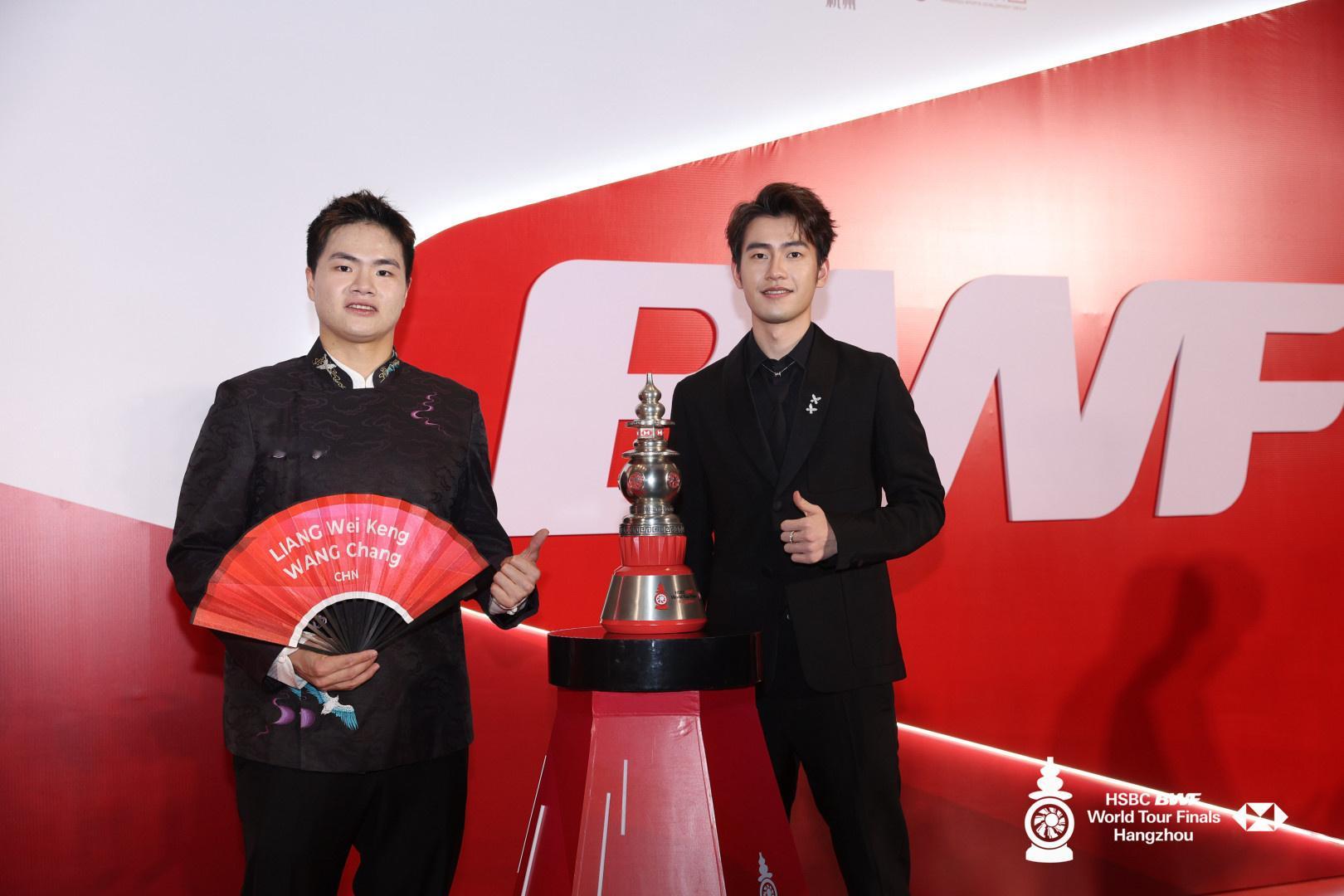 梁王亮相总决赛晚宴 晒图——“梁王驾到😜”今晚，羽联世界巡回赛总决赛将在杭州进