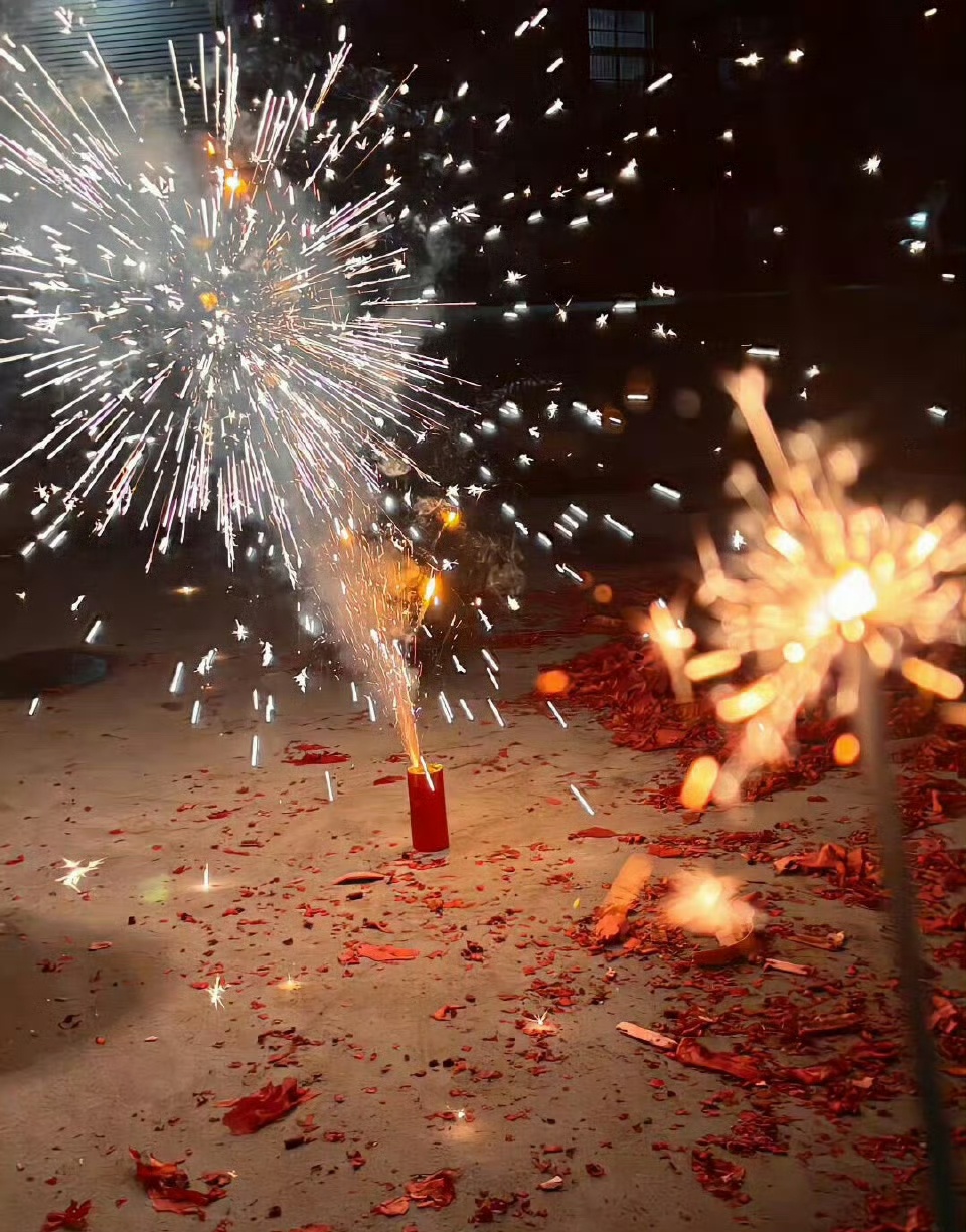 除夕夜的快乐双重奏：一是看喜欢的艺人在春晚舞台发光，二是跟着他们抢红包沾喜气～ 