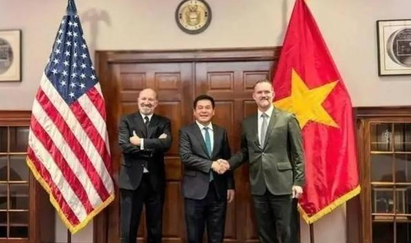 这就是背刺中国的代价！越南被美欧轮番吸血，这下没有一国肯帮他，越南当初把整个东盟