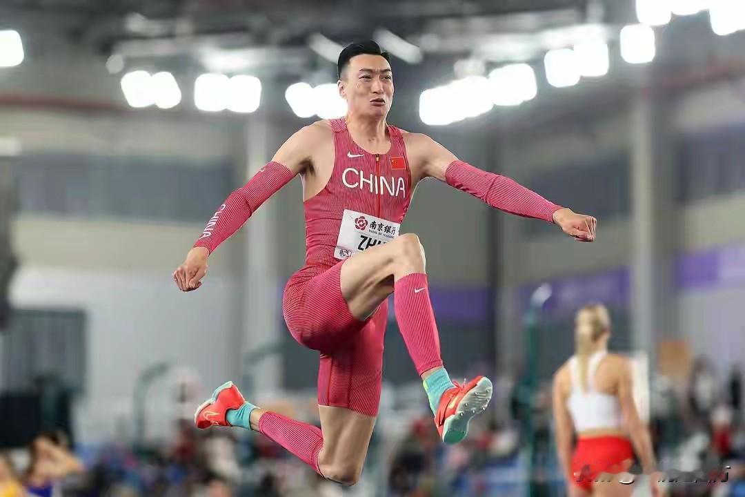 今天落幕的全国室内田径大奖赛成都站，名将纷纷缺席，参加男子三级跳远的朱亚明算是最