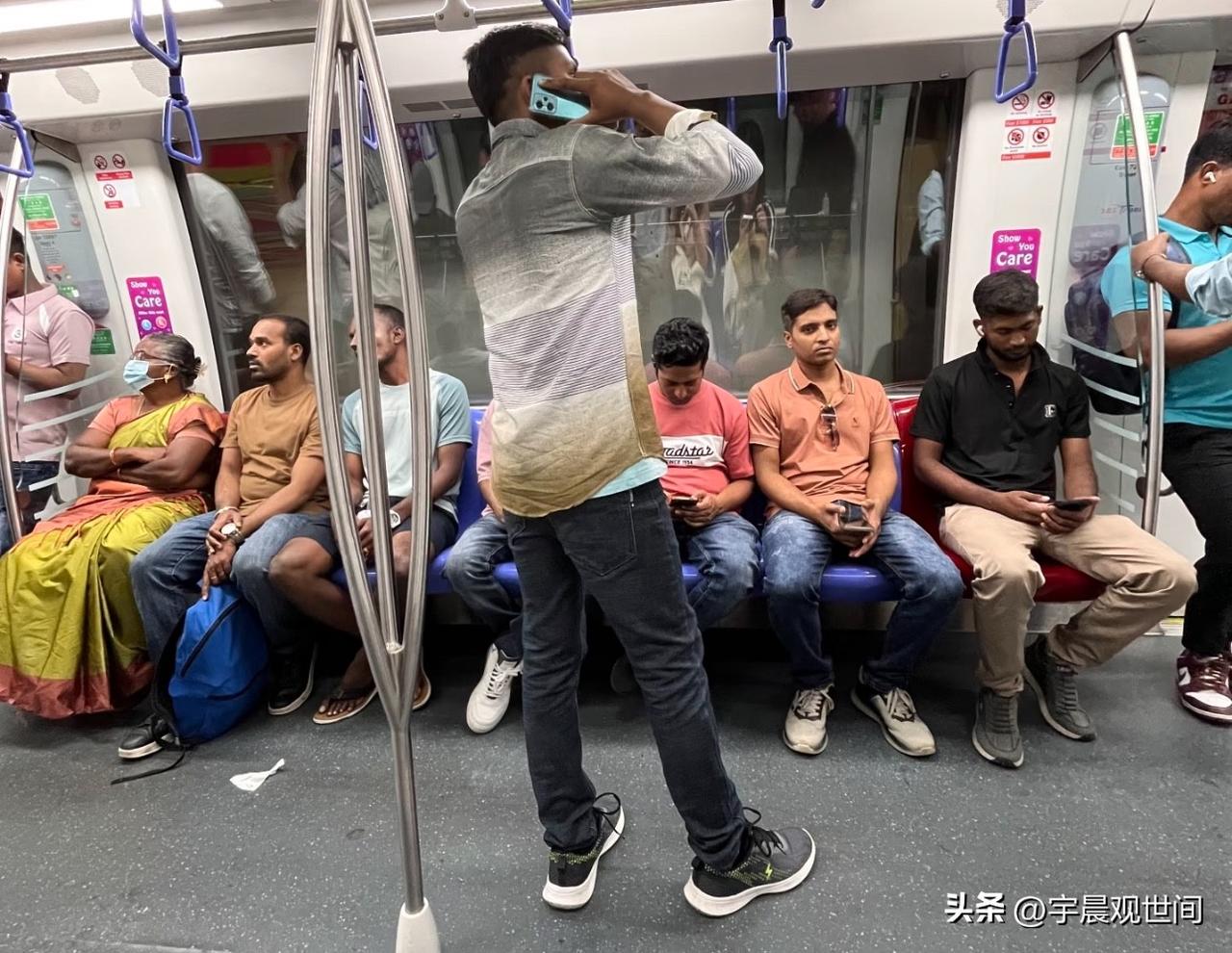 新加坡的地铁上这么多印度人，不知道的以为在印度新德里呢！
