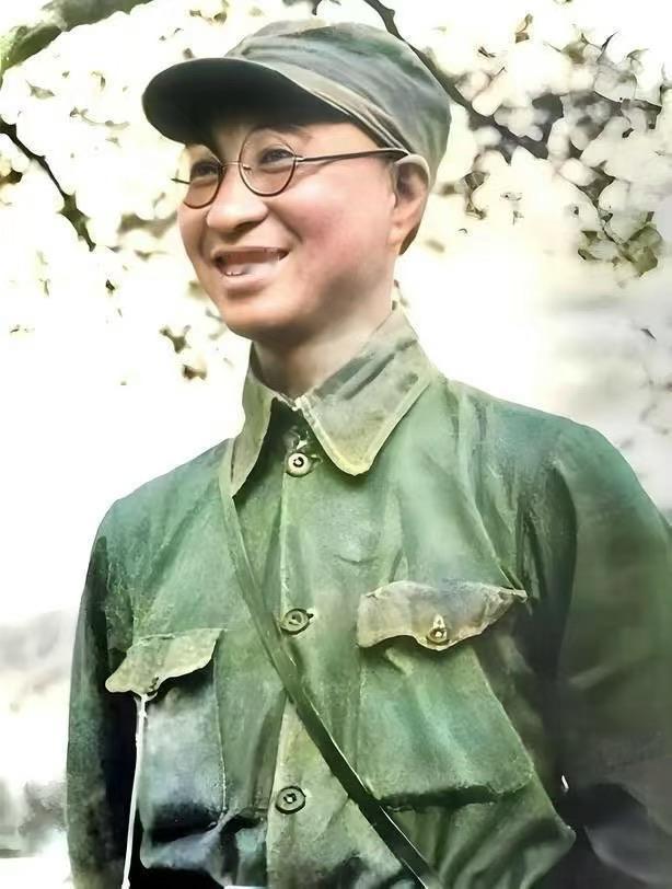 这三位抗战将领，大家能认出几位呢？三位北伐时期就已开始带兵打仗！

图一黄埔一期