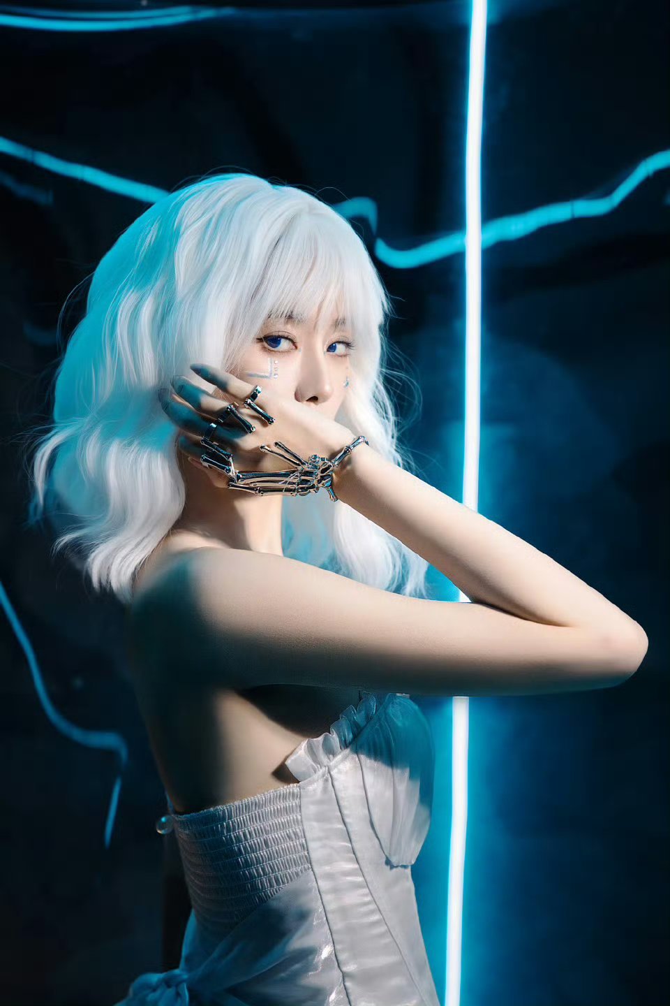 #徐艺洋白发##徐艺洋白发造型# 好一张建模脸，徐艺洋白发也太好看了，像漫画里走