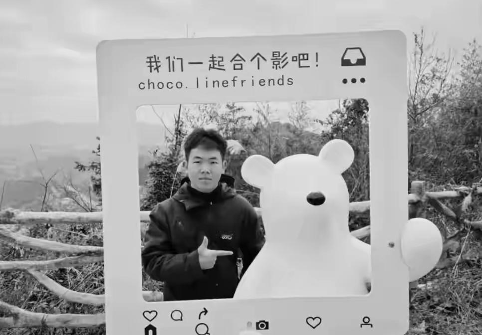 20岁。他的手机备忘录还亮着。

那是他今年想干的两件事：存够两万，给爹买辆面包