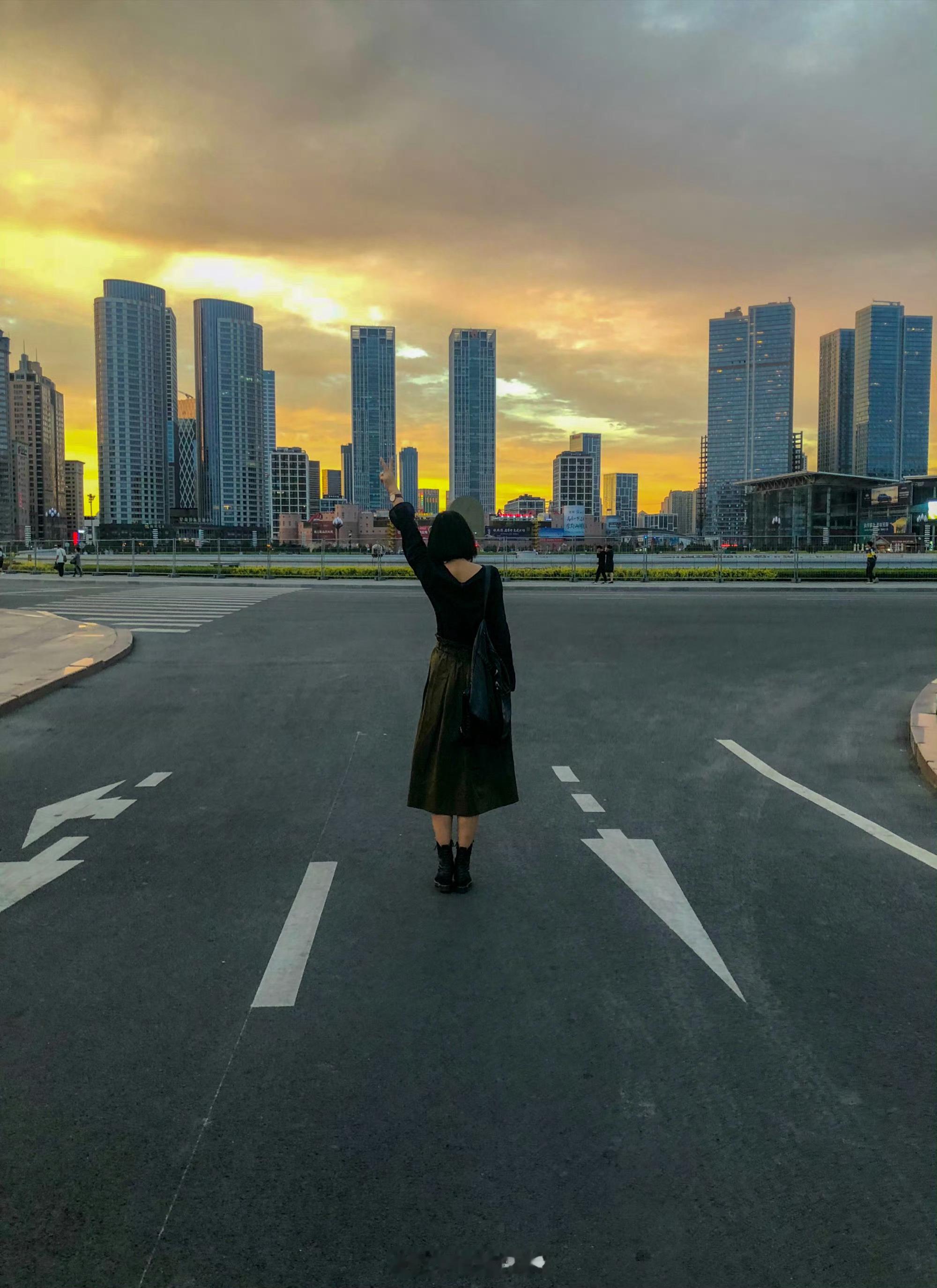 大连，彩霞满天。漫天霞光，是属于海边城市独有的浪漫🌊[微风]怎么看出一个人主体