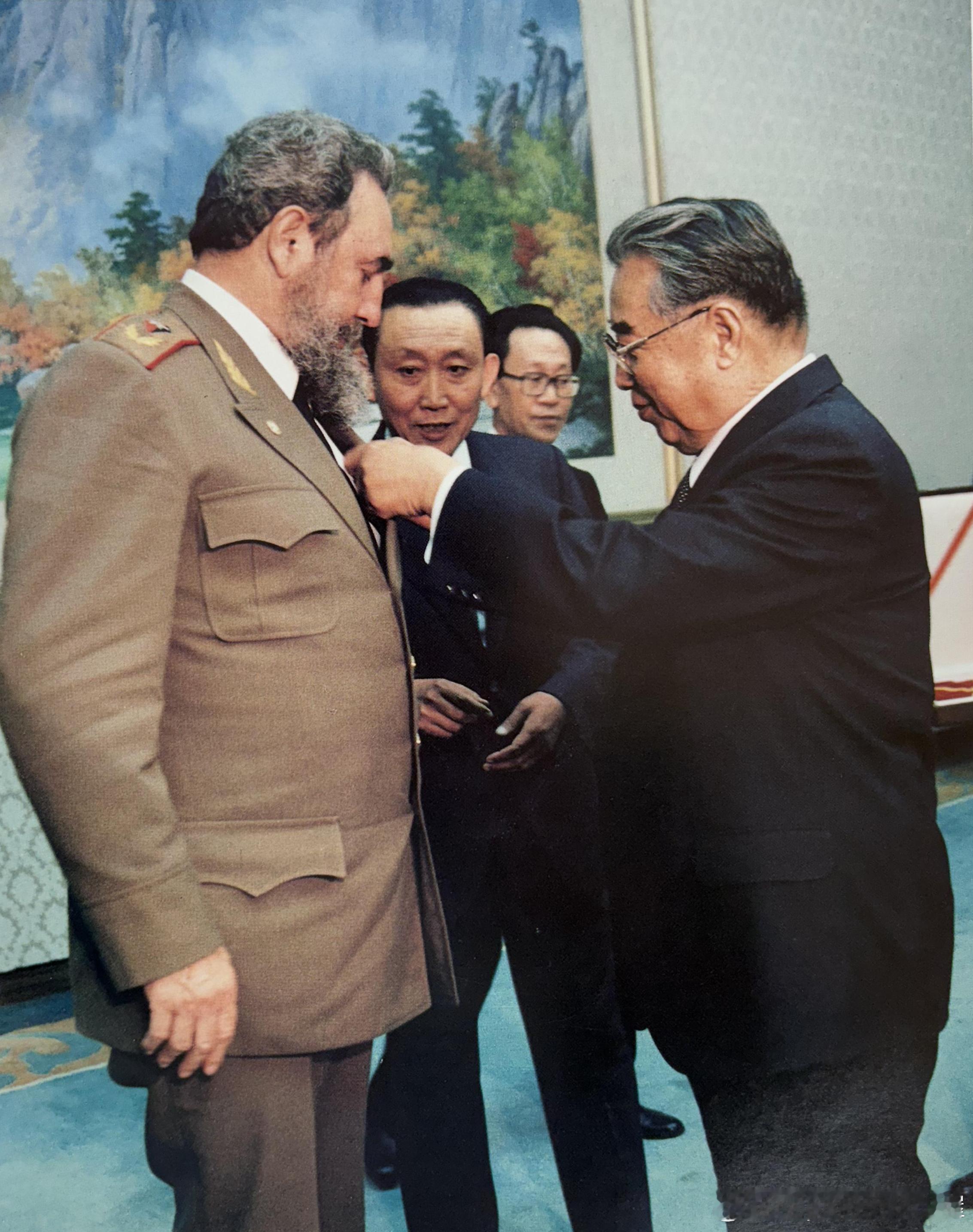 1986年3月金日成授予古巴共产党中央第一书记、古巴共和国国务委员会主席、部长会