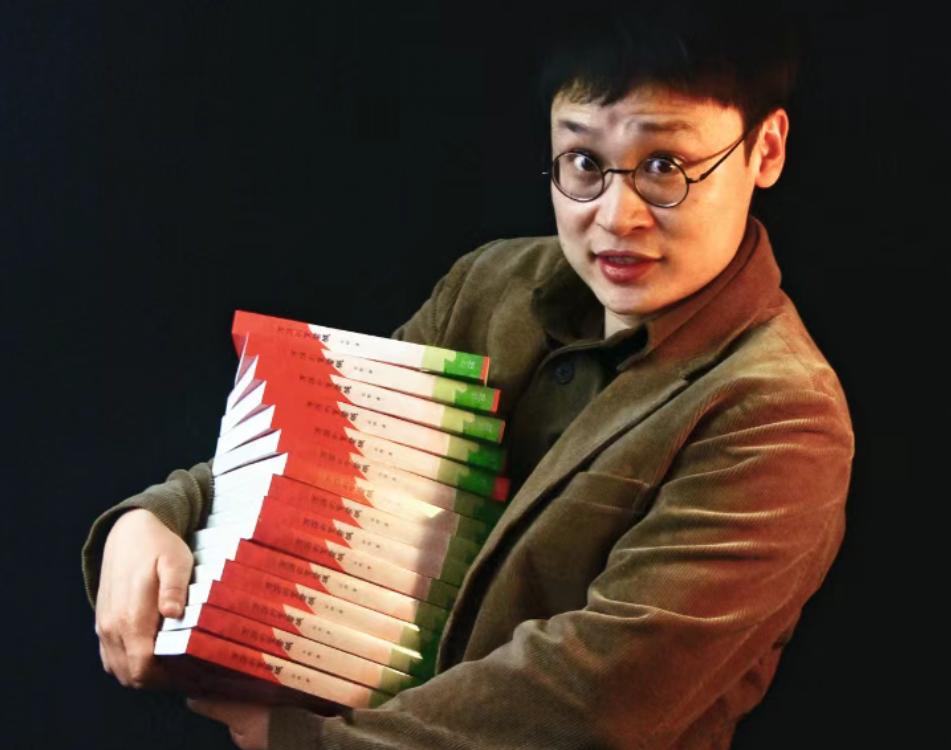 2026年，学者徐腾耗时八年创作的《万历的紫禁城》引发热议，这位武大任教的学者，