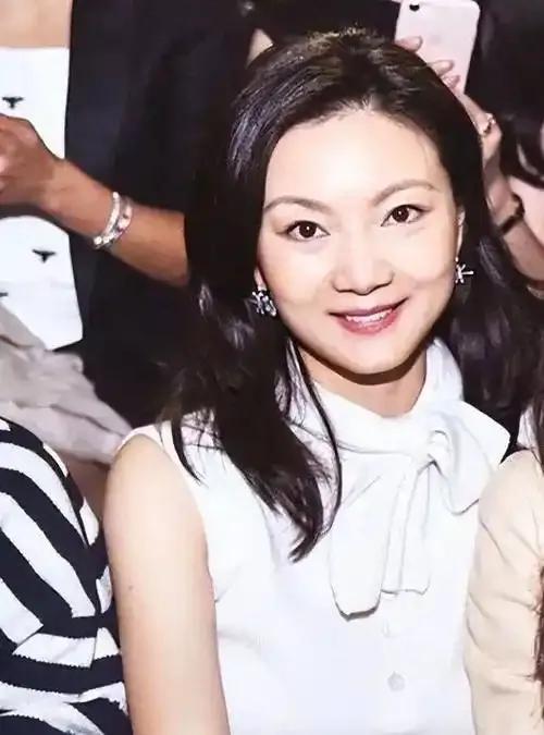 张艺谋对妻子陈婷那叫一个迷恋！为啥呢？

只因陈婷骨相超棒，符合他的上镜标准。张