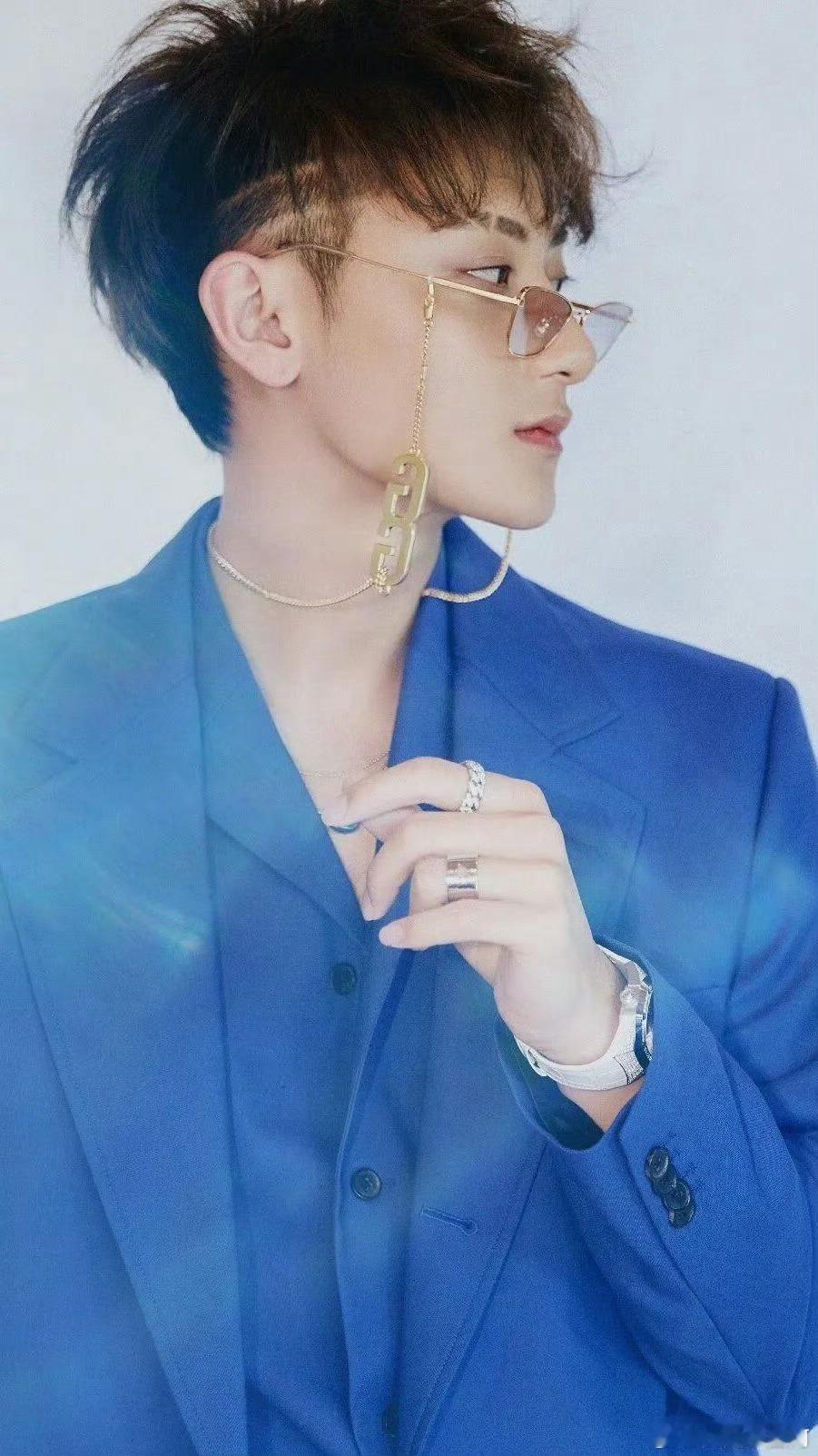 【黄子韬】 黄子韬一天涨粉500万 可是他除了搞笑爱老婆尊重粉丝还从不说大话，说