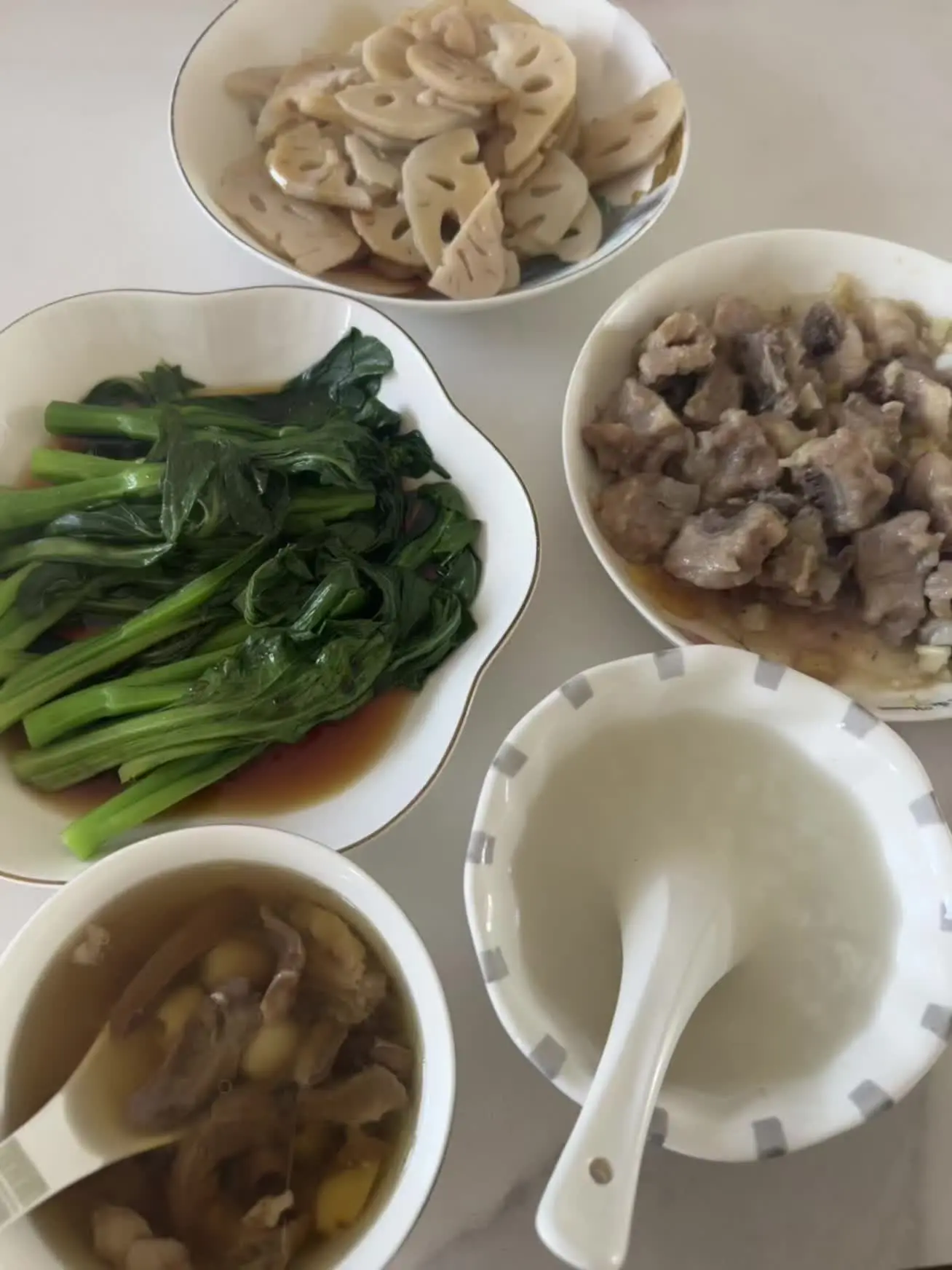 吃清淡的食物，过朴素的生活，把欲望降低一些在降低一些，却依然怀抱着期待...