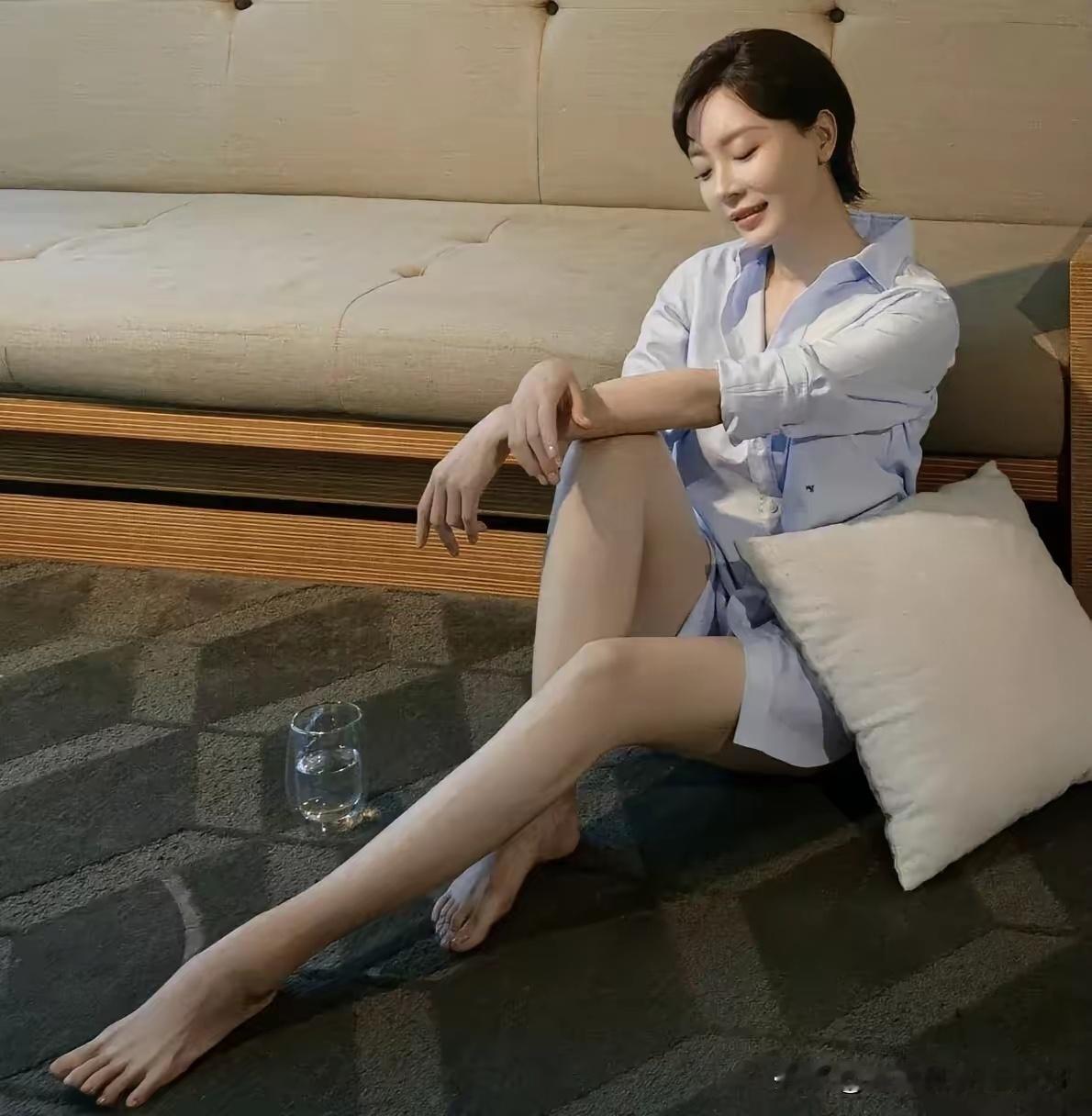 她是医美最成功的一位演员，自信优雅，身材比例真好，腰好细，一条浅蓝长裙很有气质，