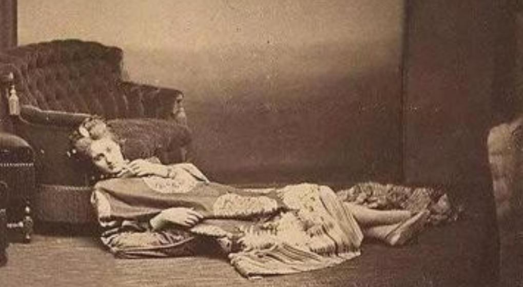 1900年，一伙德军闯入北京一家妓院，刚要侵犯一名女子，便听见女子用流利的德语说