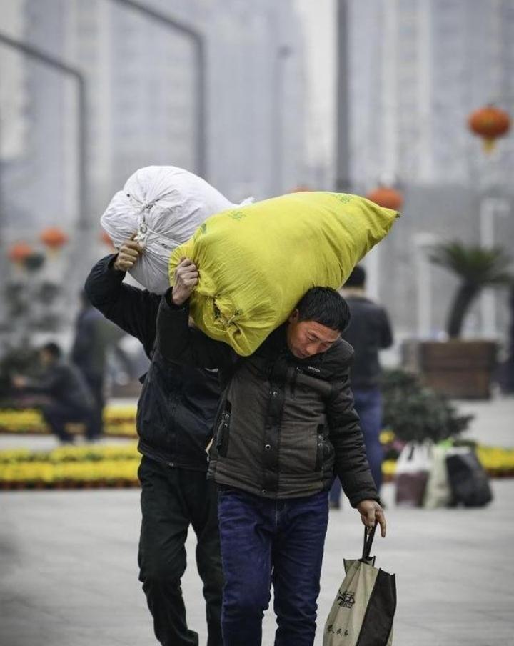 年过五十不自由，
家中父母体堪忧，
膝下小儿婚未立；
………？

上联：奔波劳碌