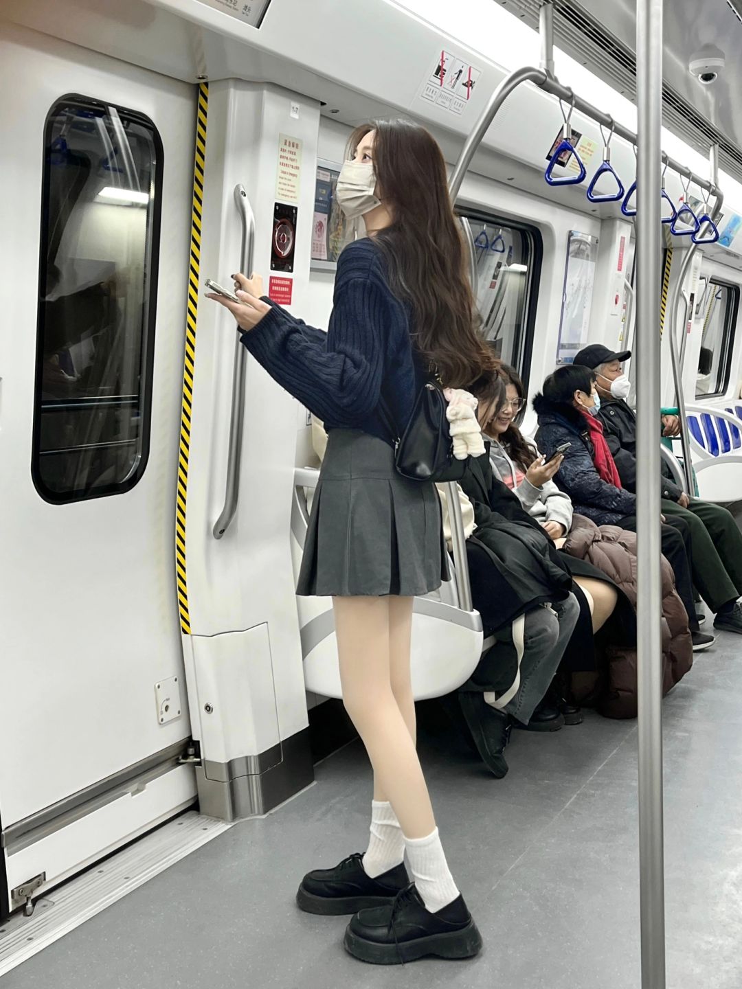 地铁偶遇！突然发现这光腿神器真的好自然...