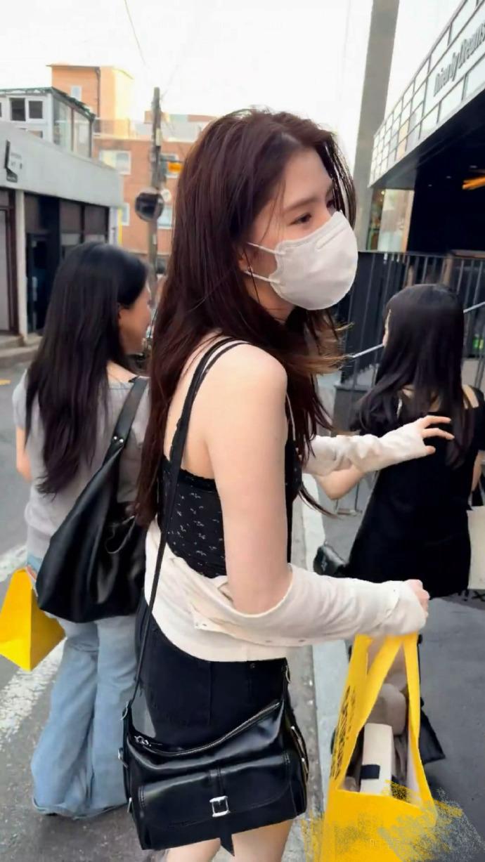 韩素希颜值还是“好权威”！穿黑色吊带搭短裤、高跟鞋，好美好白