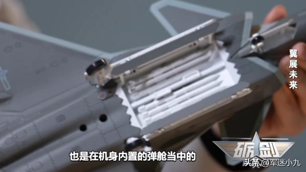 歼20，最新动态！主弹仓惊现6枚空空导弹，网友表示：又能多消灭一架敌机！

近日