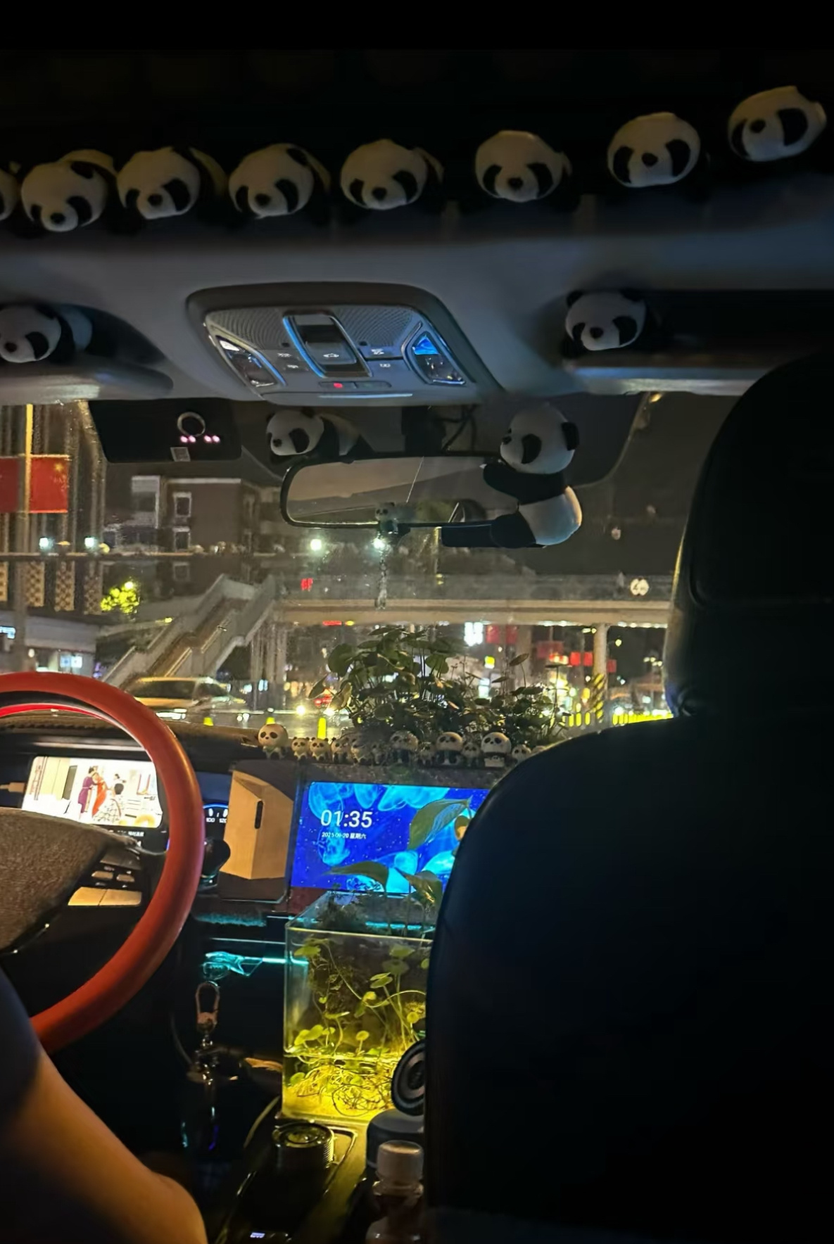 那些你以为可可爱爱的车载装饰，关键时刻能要命。急刹或碰撞时，挡风玻璃前的小摆件会