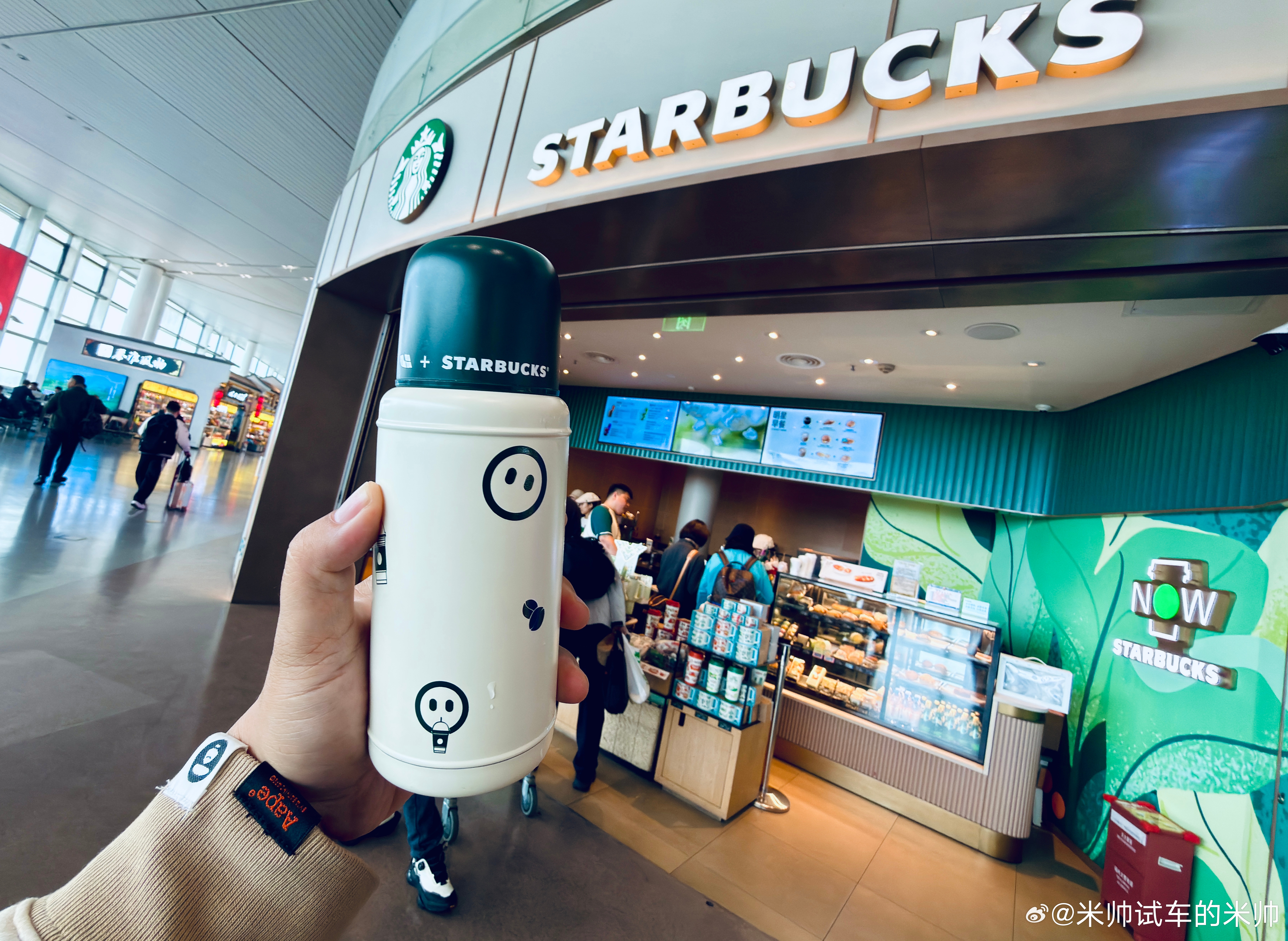 原来带杯买星巴克可以立减4元，该省省该花花！理想送的星巴克联名的保温杯蛮不错的，