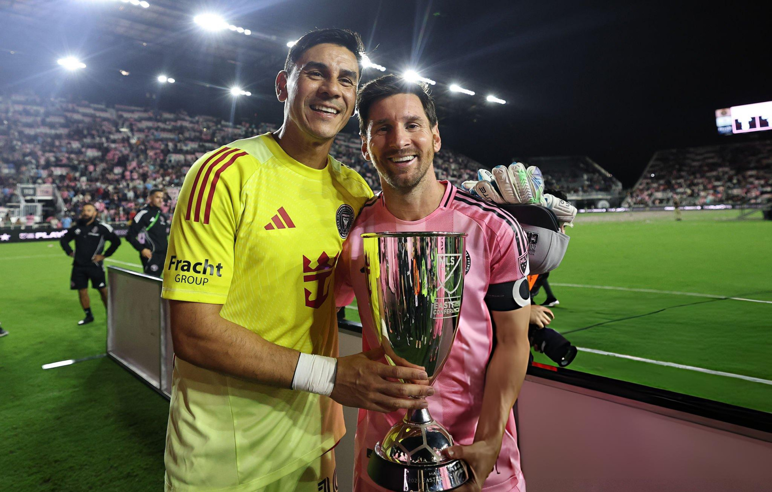 赛后乌斯塔里和梅西合影！！迈阿密国际晋级总决赛梅西迈阿密国际5比1纽约城