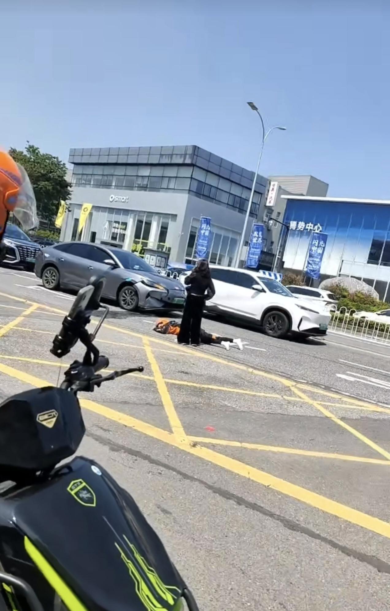 嘉兴昌盛南路智慧产业园那边，一辆私家车撞倒了一名外卖小哥。

外卖小哥倒在地上一