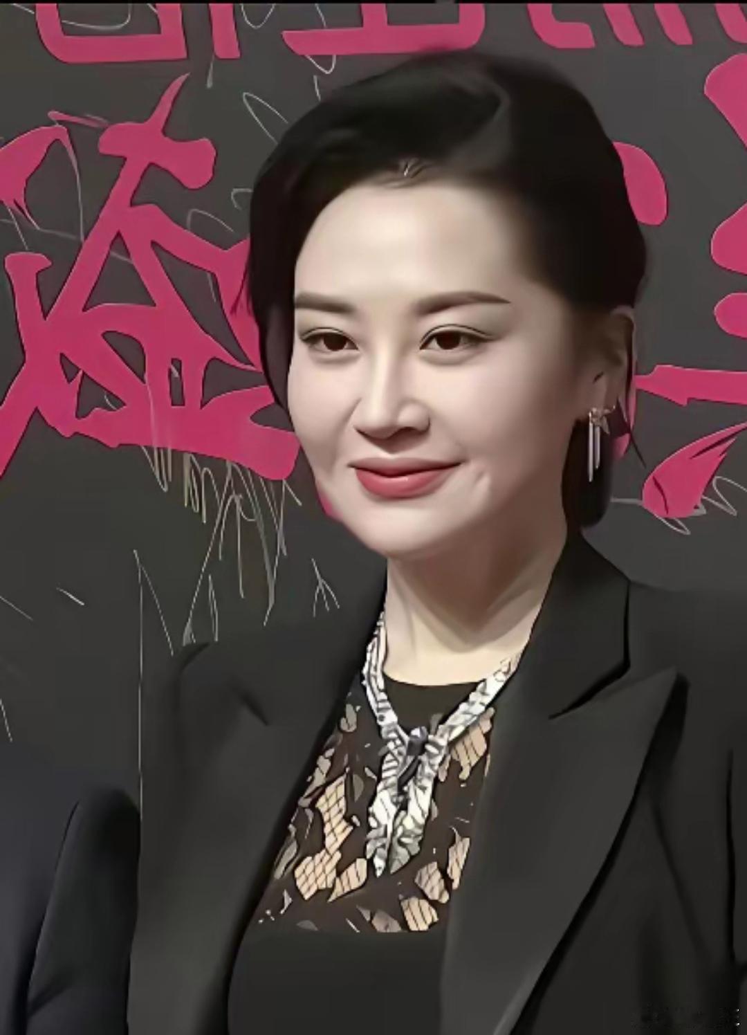 岁月不败美人，58岁的许晴还是这么漂亮，两个小酒窝甜甜的！ ​​​