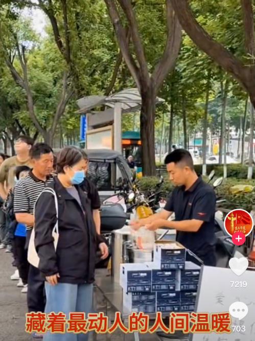 西安一餐饮店主，医院门口免费发饭，不收钱！被骂“作秀”，怎料，大半年后，一条私信