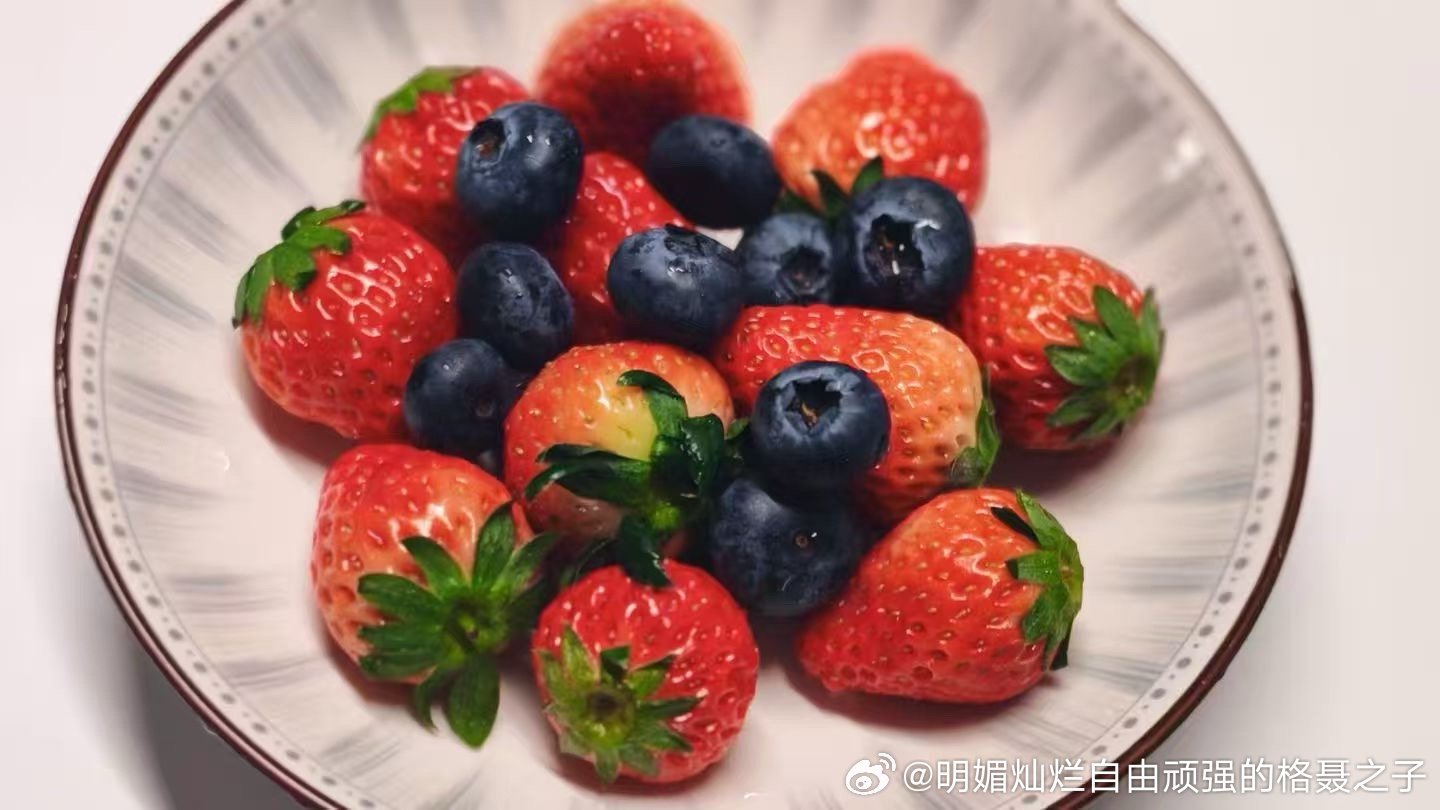 一边是安静的深蓝，一边是艳丽的橙红。炫就完了 