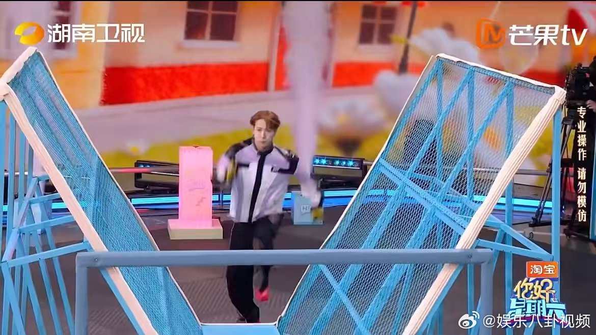 王嘉尔这一跳给李雪琴吊成翘嘴你好星期六抢花大作战名场面来了！王嘉尔腾空起跳超帅气