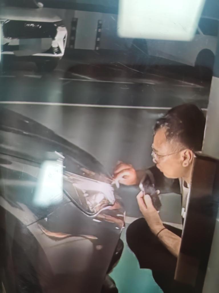 我一哥们买了车一个星期，现在天天都在研究他的新车，也不知道他到底在研究个啥。
有