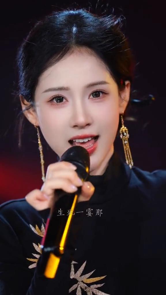 《真英雄》。
成王败寇一念之差，生死一霎那，豪气永放光华。江山如此大，何处是家？