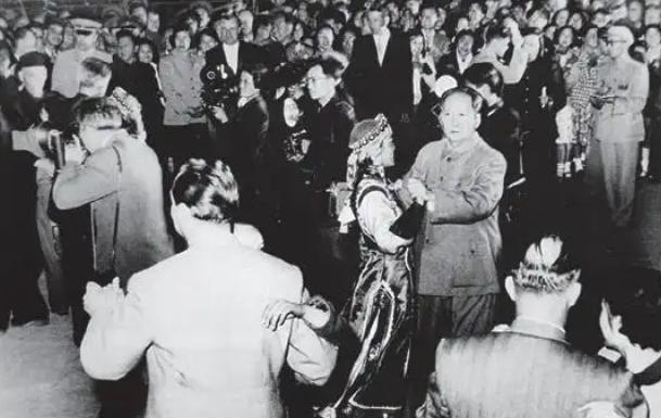 毛主席爱抽烟，烟瘾重，周总理呢，他爱干什么？
 
毛主席烟瘾重是公开史实，他青年